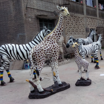 厂家雕塑创意定制长颈鹿动物玻璃钢造型酒馆大门地标装饰迎宾摆件